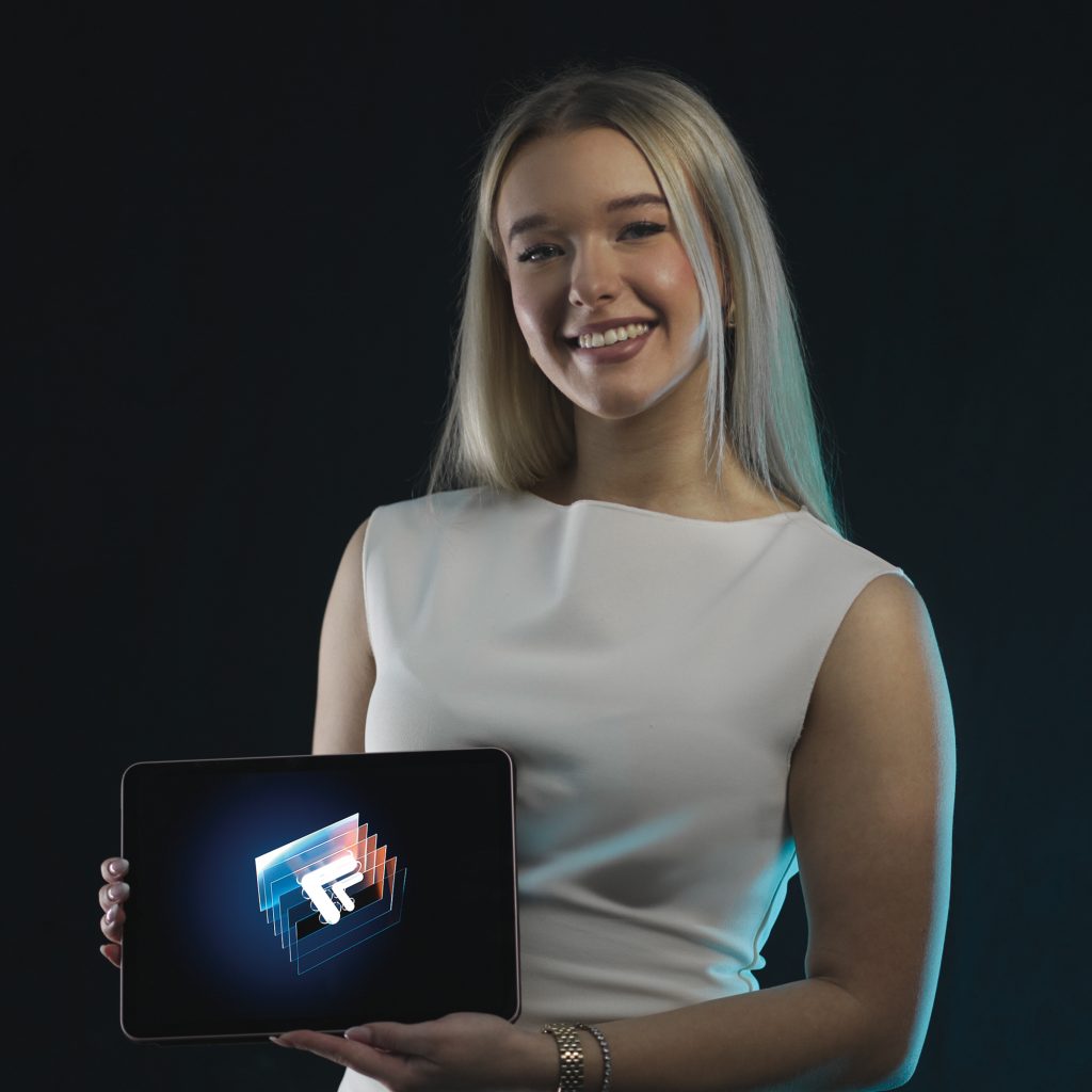 Blonde Frau mit Tablet in der Hand